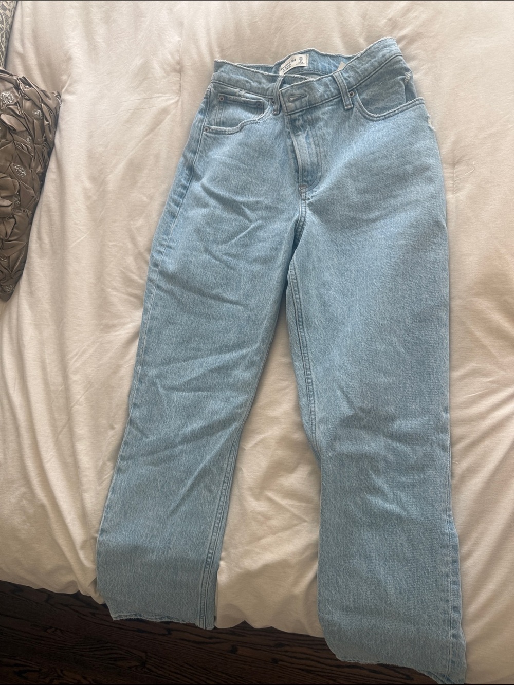 Abercrombie Curve Love ‘90s Straight Ultra High Cross w/ Cross Band Waist